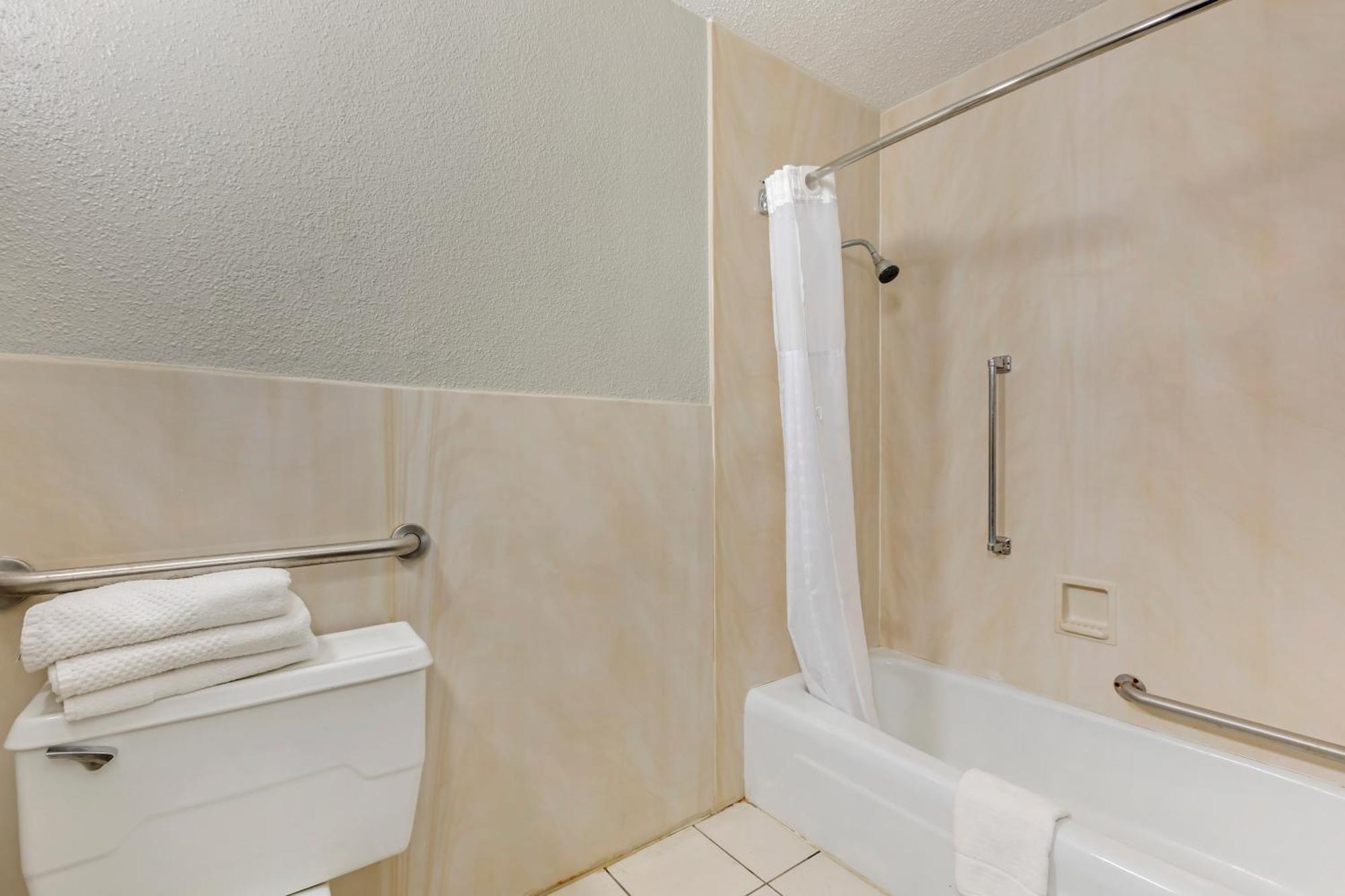 Quality Inn & Suites Santee Bagian luar foto